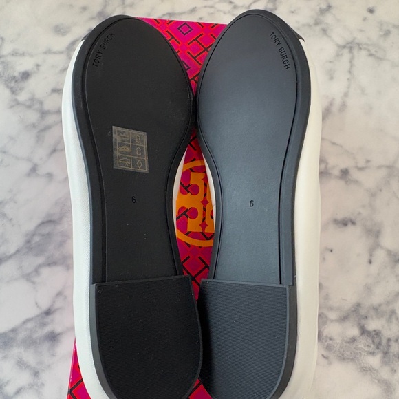 Elegant White and Black Flats with Gold Accent - Picture 5 of 5